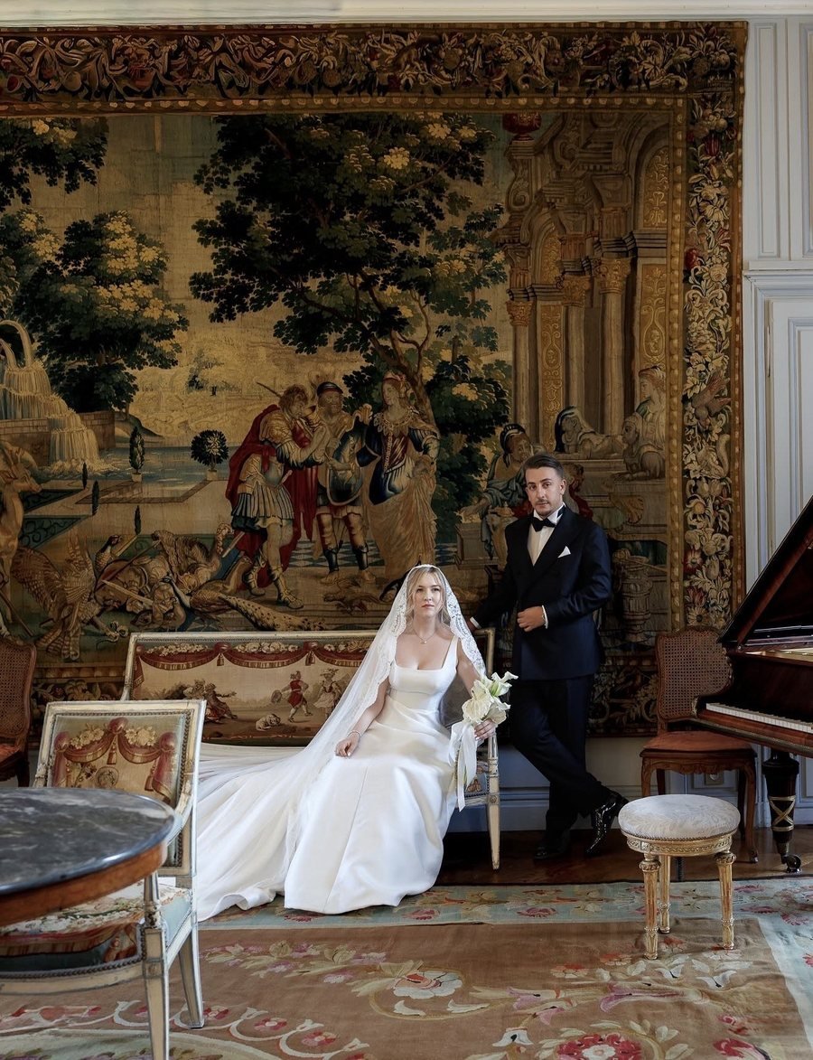 Couple de mariés dans un intérieur élégant