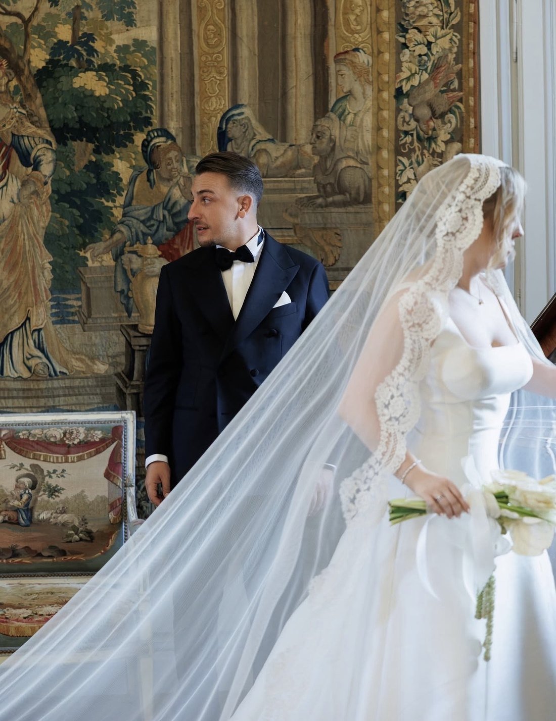 Mariés dans un décor classique et élégant