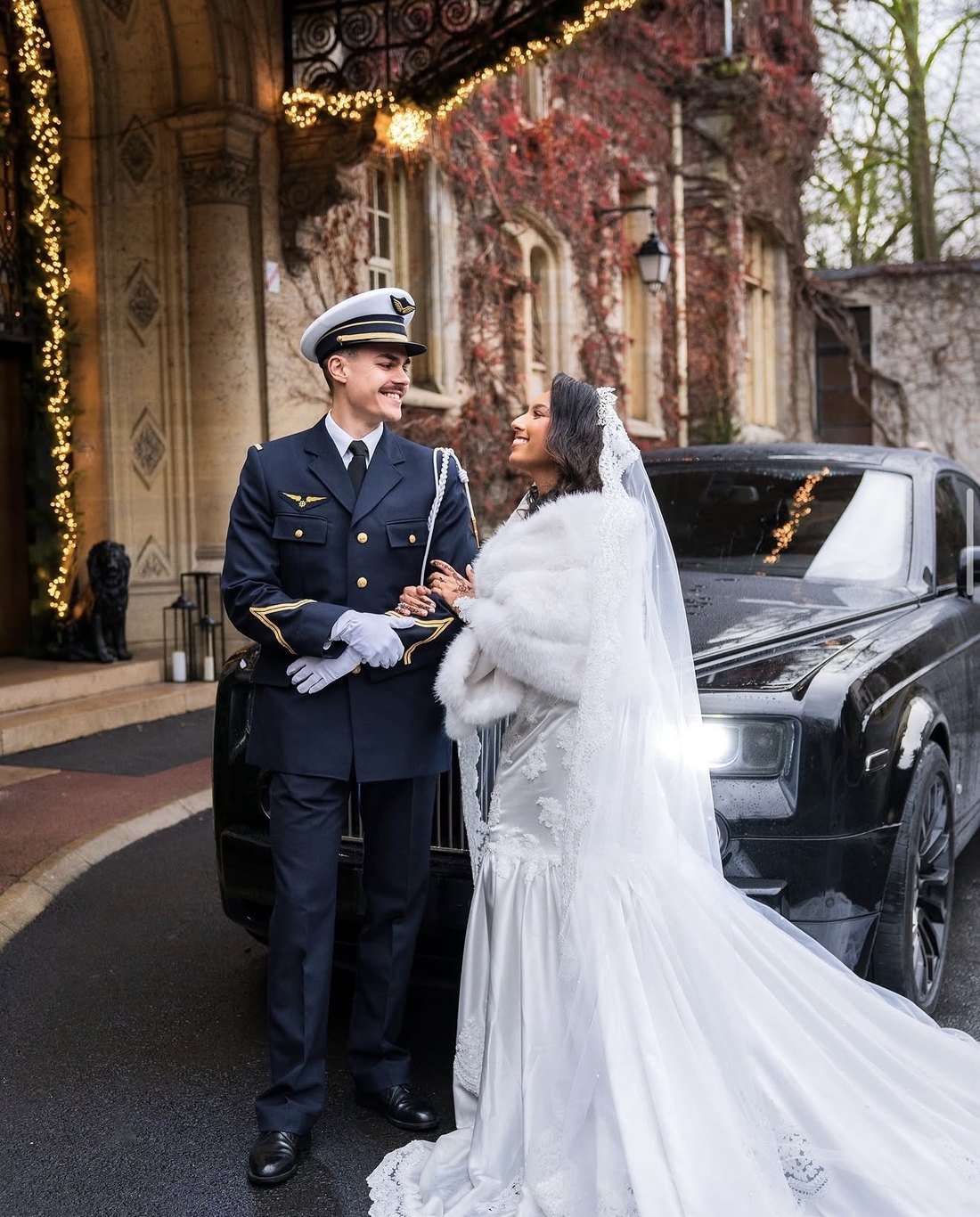 Couple de mariés devant une voiture de prestige