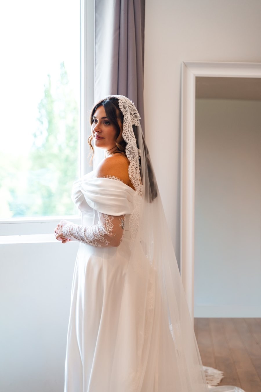 Portrait de mariée près d’une fenêtre
